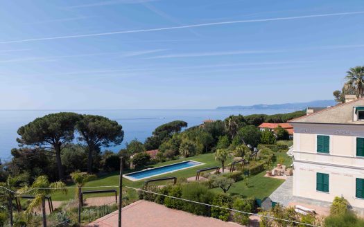 Appartamento in villa con giardino, piscina e 2 posti auto