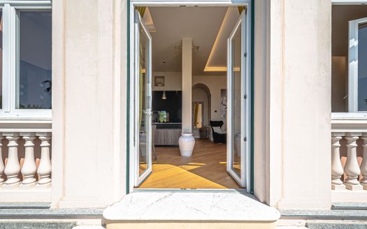 Appartamento in villa con giardino, piscina e 2 posti auto