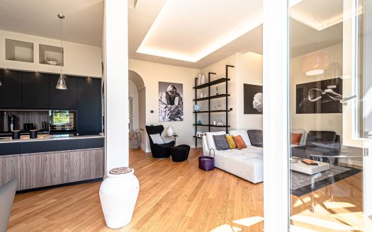 Appartamento in villa con giardino, piscina e 2 posti auto