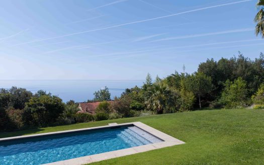 VARAZZE Appartamento in villa con giardino, piscina e 2 posti auto