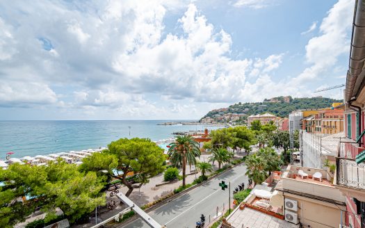 Attico Arenzano bi-livello fronte mare